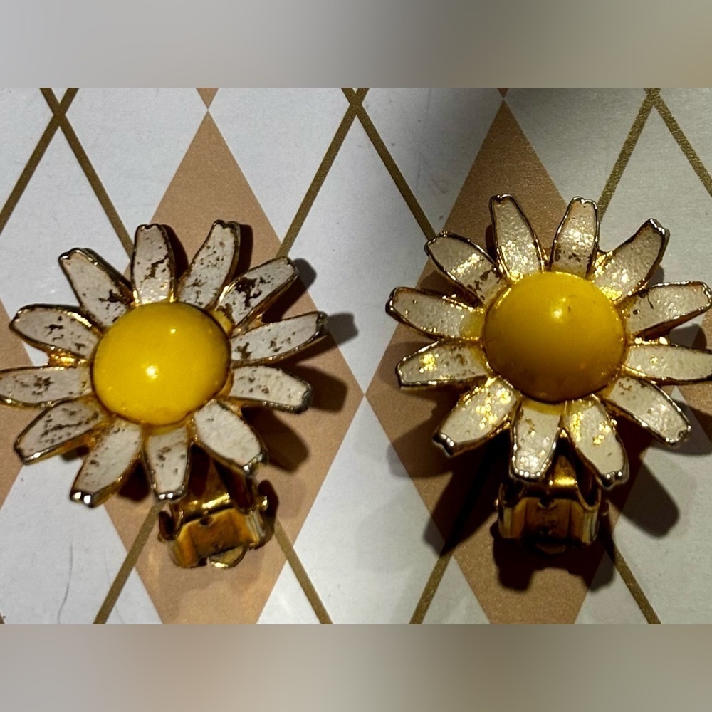 Gorgeous Estate Yellow White Enamel Daisy Flower Vintage Earrings